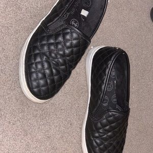 Steveis Black flat shoes